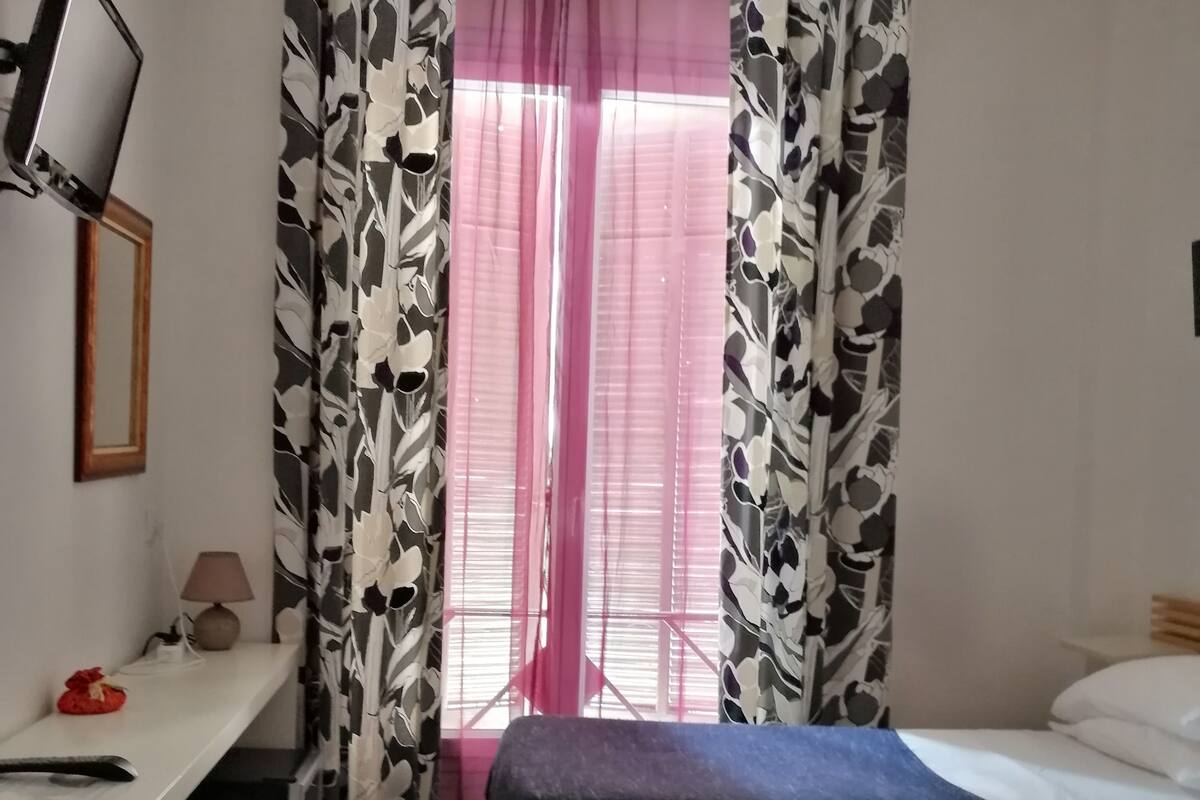 Quarto casal | Frigobar, cofres nos quartos, escrivaninha