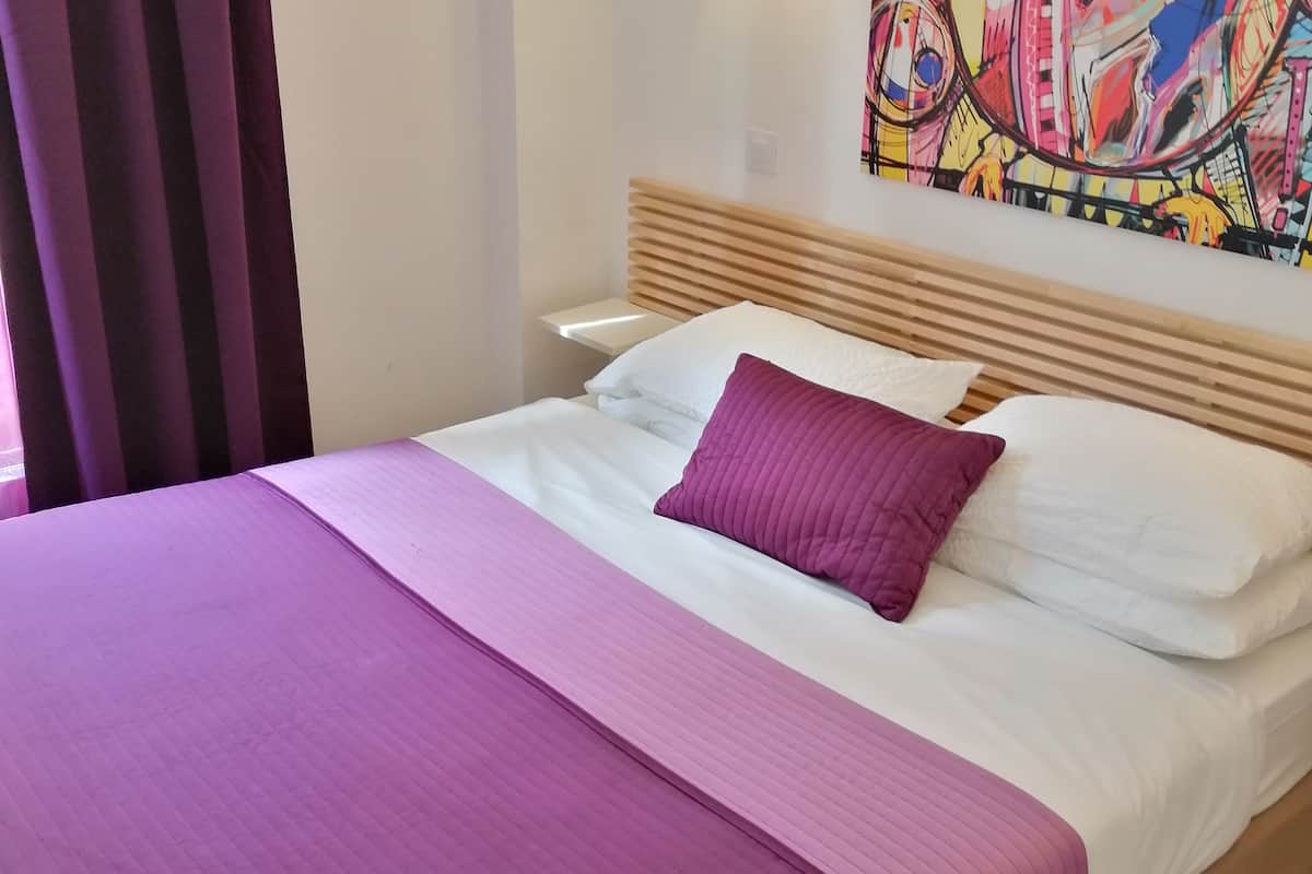 Twin Room | Minibar, in-room safe, individually decorated, individually furnished