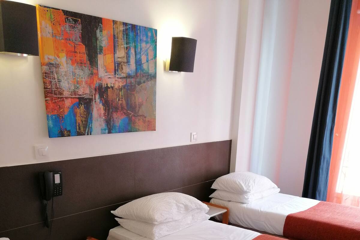 Quarto triplo | Frigobar, cofres nos quartos, escrivaninha