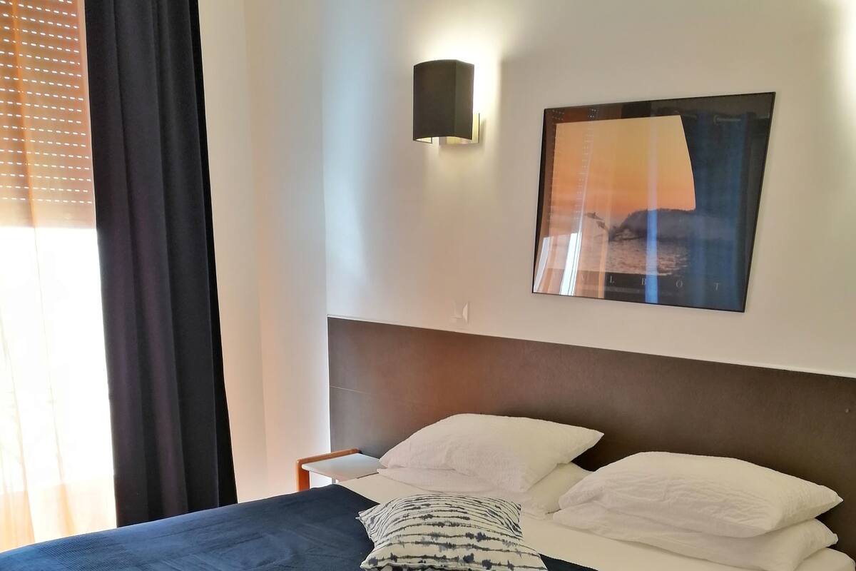 Quarto casal ou duplo conforto | Frigobar, cofres nos quartos, escrivaninha