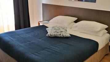 Habitación Confort con 1 cama doble o 2 individuales | Minibar, caja fuerte, decoración individual y mobiliario individual