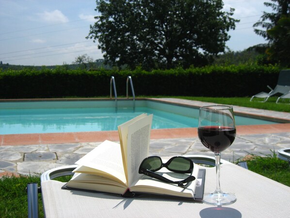 Utendørsbasseng, bassengparasoller og solsenger