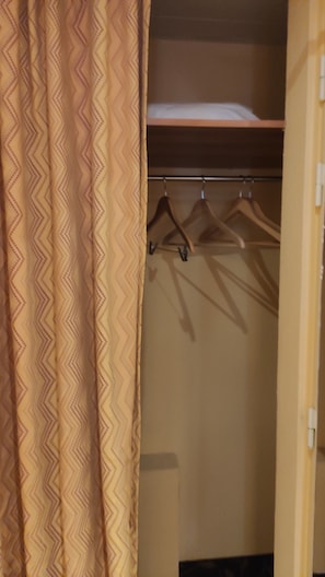 Quarto duplo superior | Cofres nos quartos, escrivaninha, berços grátis, Wi-Fi de cortesia