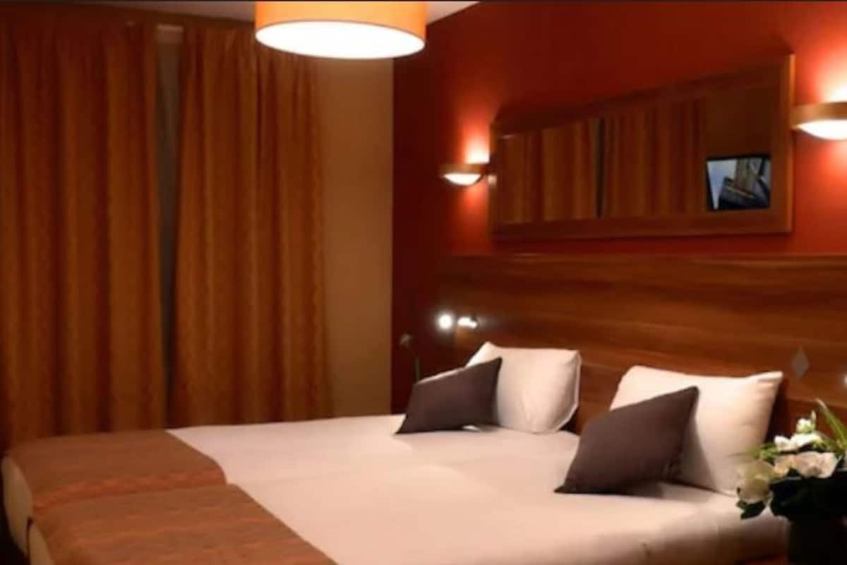 Habitación superior con 2 camas individuales | Caja de seguridad en la habitación, escritorio y cunas gratuitas
