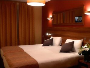 Habitación superior con 2 camas individuales | Caja fuerte, escritorio, cunas gratuitas y wifi gratis