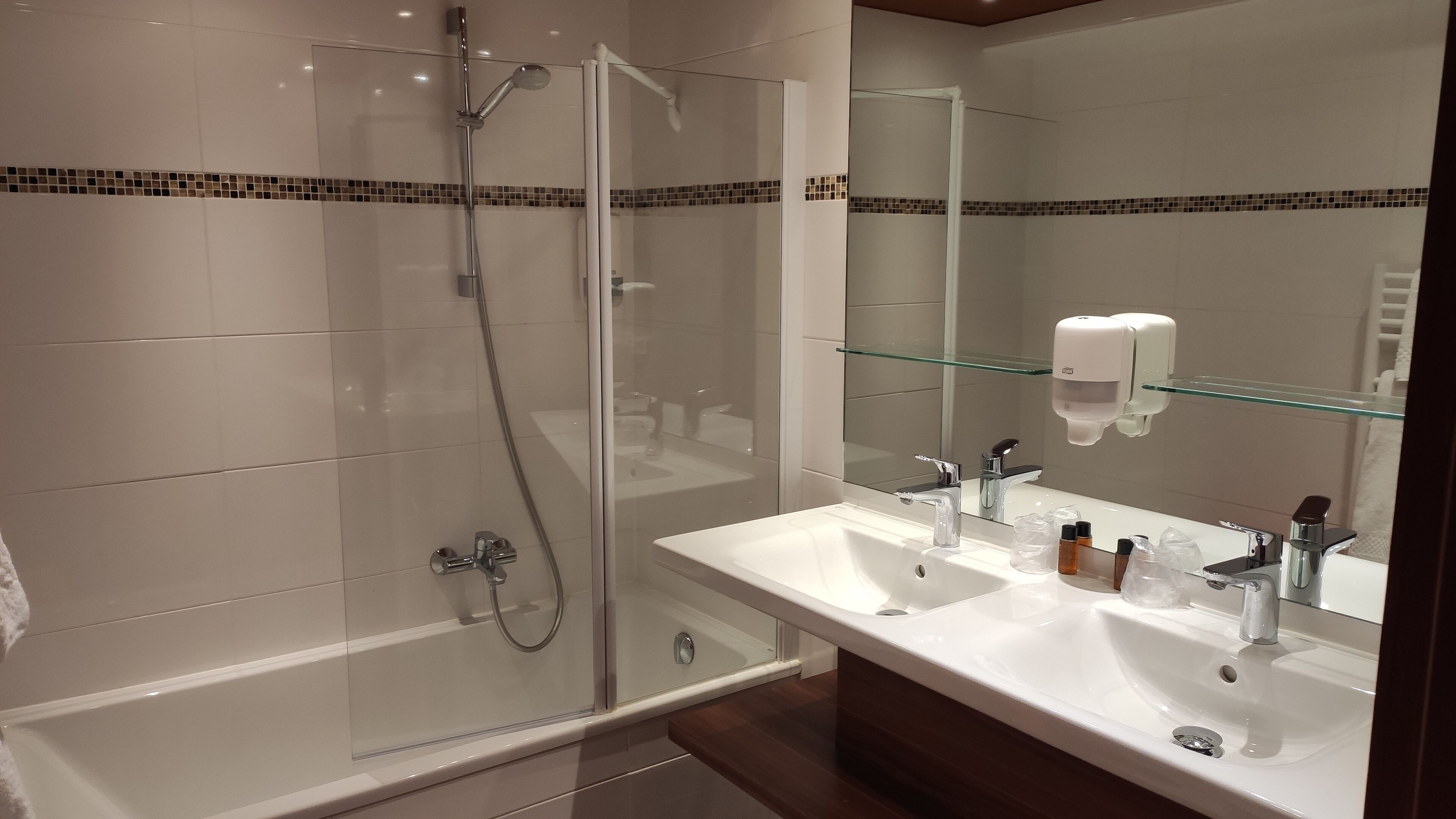 Suite | Badkamer | Een douche, gratis toiletartikelen, een haardroger, handdoeken