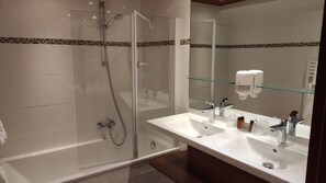Suite | Bathroom | Shower, free toiletries, hair dryer, towels - Résidence Share Inn  (Nice)