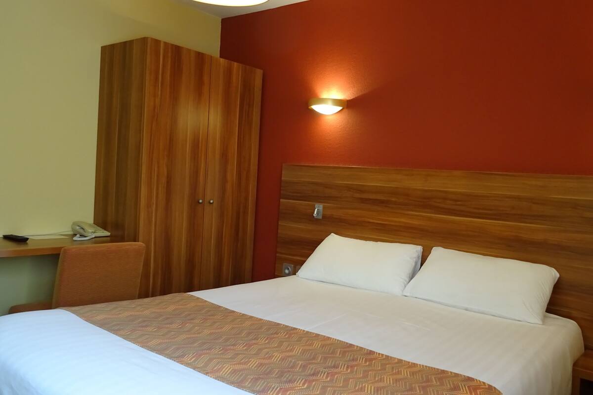 Classic Double Room | In-room safe, desk, free cots/infant beds, free WiFi