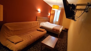 Quarto casal superior | Cofres nos quartos, escrivaninha, berços grátis, Wi-Fi de cortesia