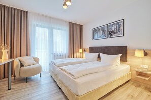 Doppelzimmer Komfort | Roupas de cama antialérgicas, escrivaninha