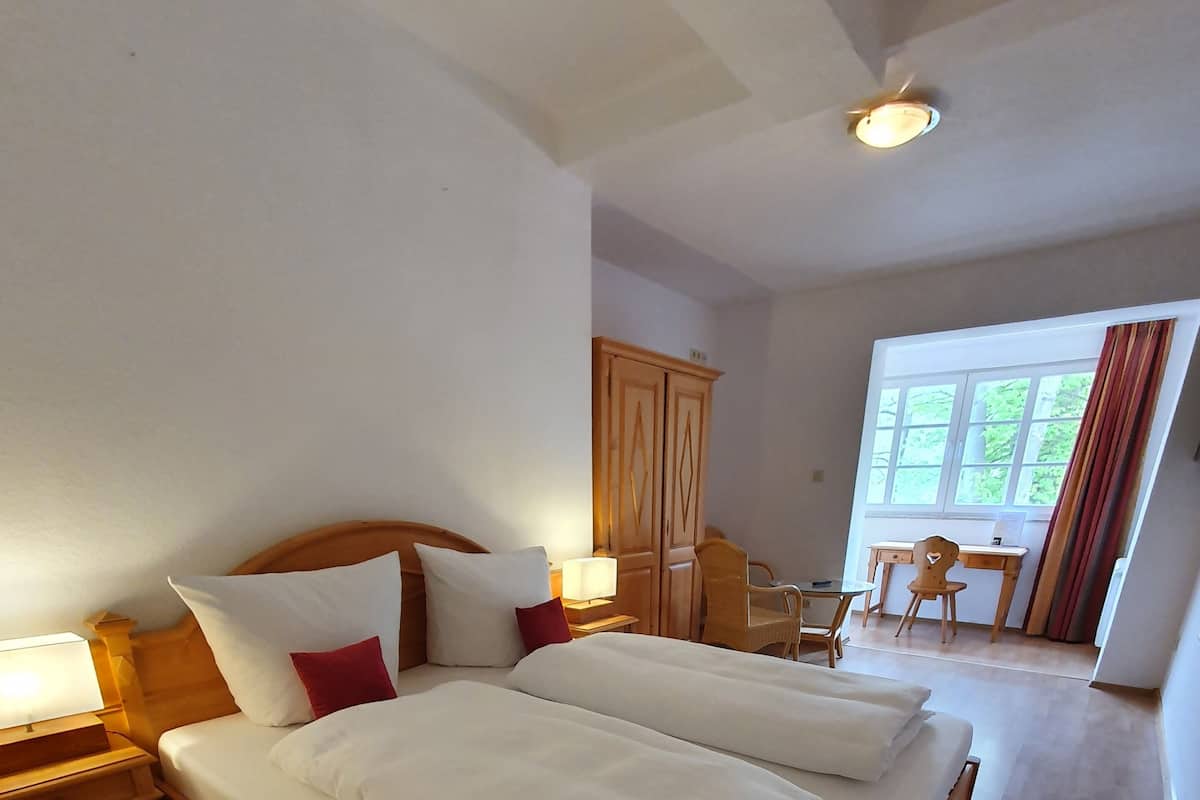 Standard Doppelzimmer | Allergitestet sengetøy, skrivebord og strykejern/-brett