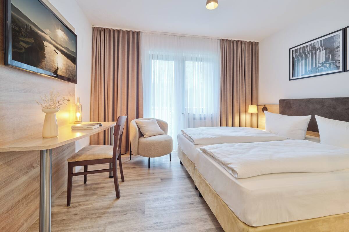Doppelzimmer Komfort | Allergitestet sengetøy, skrivebord og strykejern/-brett