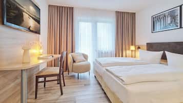 Doppelzimmer Komfort | Ropa de cama hipoalergénica, escritorio y tabla de planchar con plancha