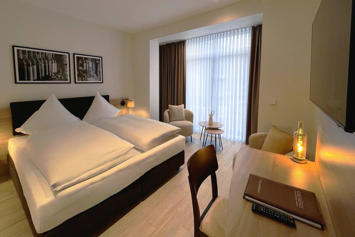 Executive tweepersoonskamer | Een bureau, een strijkplank/strijkijzer, gratis wifi, beddengoed