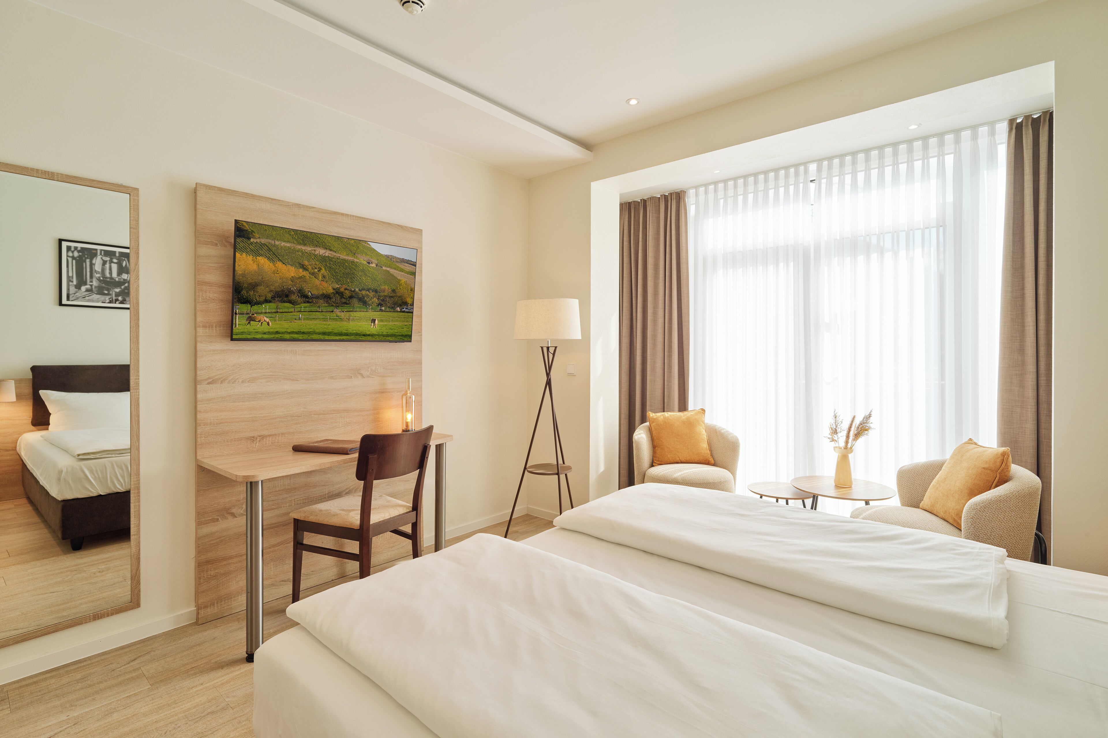 Doppelzimmer Komfort Plus | Escritorio, tabla de planchar con plancha, wifi gratis y ropa de cama