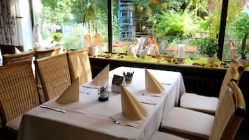 Serveert ontbijt, lunch en diner