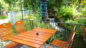 Breakfast, lunch and dinner served