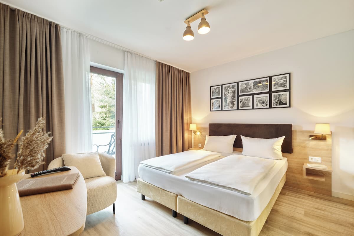 Chambre triple | Bureau, fer et planche Ă repasser, accĂšs au Wi-Fi (inclus)