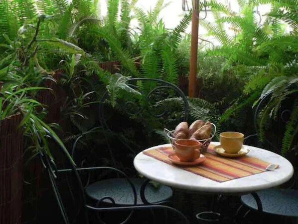 Petit déjeuner continental (7 EUR par personne)