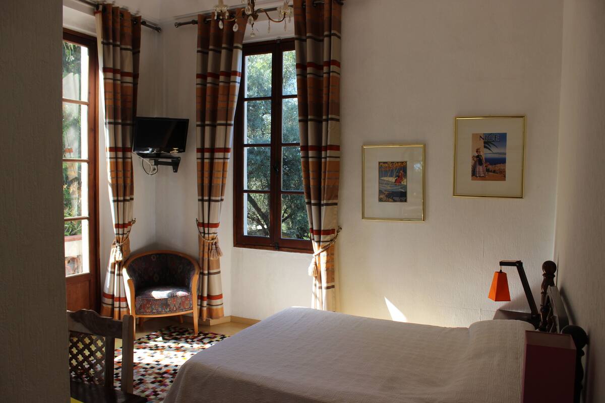 Quarto casal superior, sacada | Camas Select Comfort, ferros/tábuas de passar roupa, Wi-Fi de cortesia