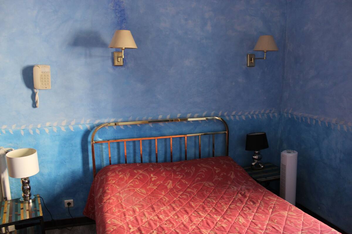 Quarto casal standard | Camas Select Comfort, ferros/tábuas de passar roupa, Wi-Fi de cortesia