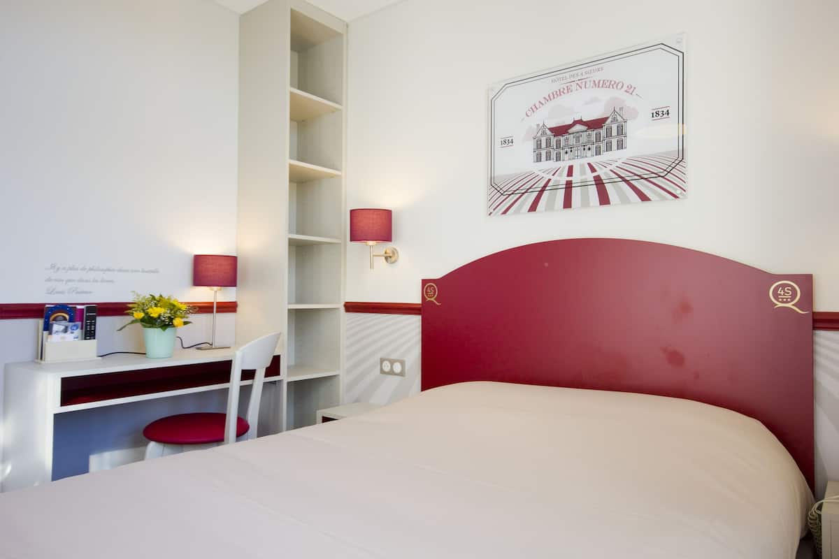 Single Room | Premium bedding, desk, soundproofing, iron/ironing board
