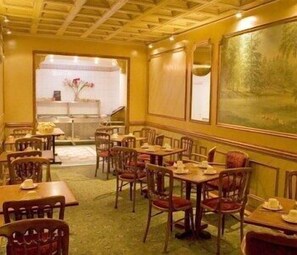 Daily buffet breakfast for a fee - Hôtel des 4 Soeurs (Bordeaux)