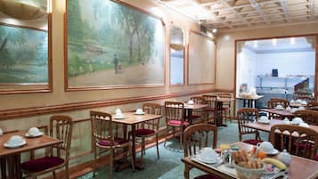 Se ofrece un desayuno bufé (11.00 EUR por persona)