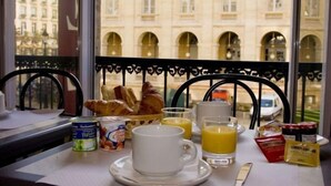 A breakfast table with croissants, a cup of coffee, a glass of orange juice, and a jar of jam. - Hôtel des 4 Soeurs (Bordeaux)