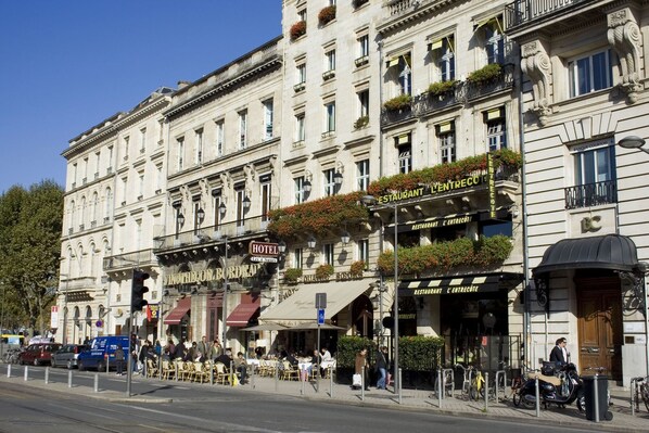 A historic building with multiple ground-floor establishments including a hotel, a restaurant, and a bank. - Hôtel des 4 Soeurs (Bordeaux)