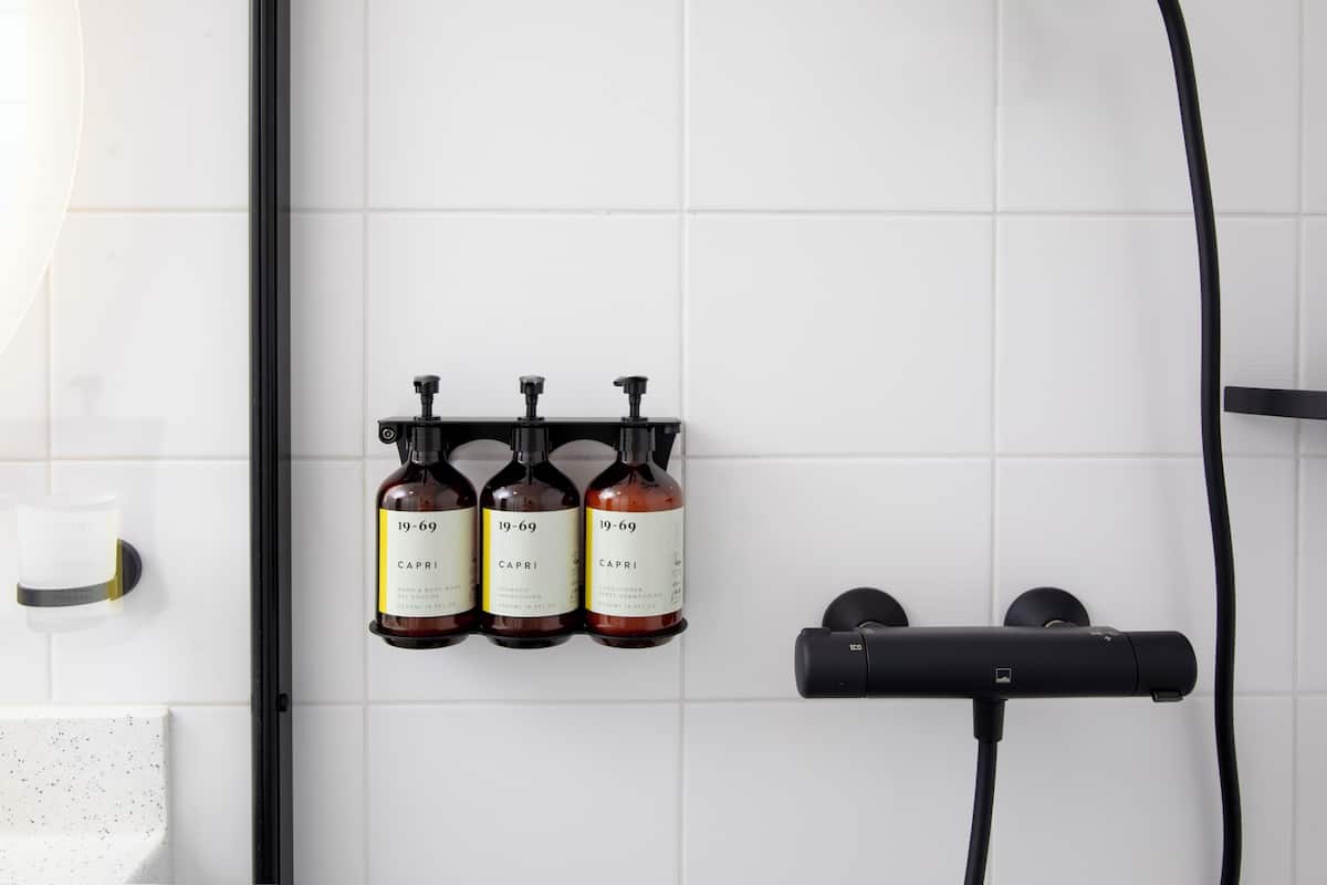 Douche, articles de toilette gratuits, sĂšche-cheveux