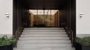 Pintu masuk properti