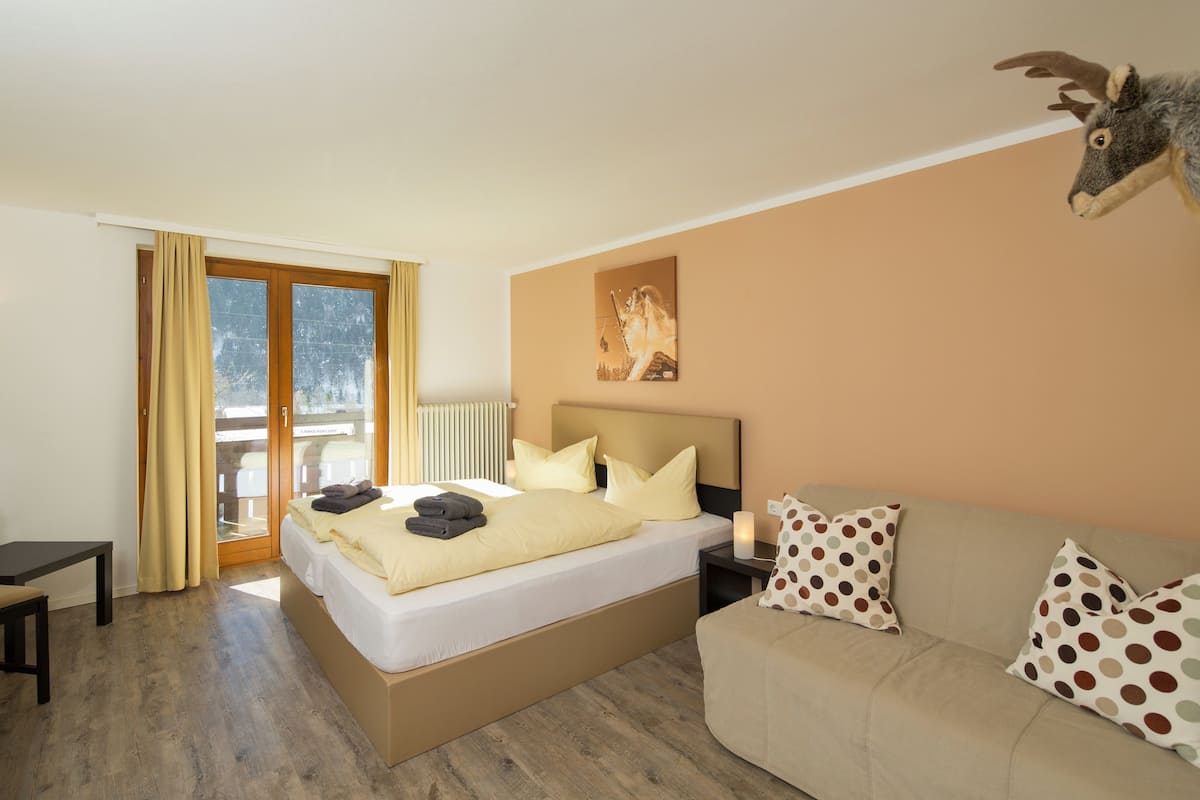 Double Room | Peti besi dalam bilik