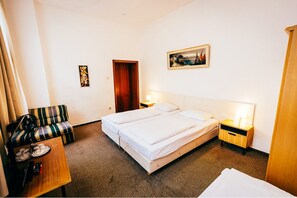Triple Room | Free cots/infant beds, free WiFi, bed sheets