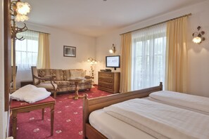 华丽双人房 | 客房内保险箱、办公桌、免费 WiFi