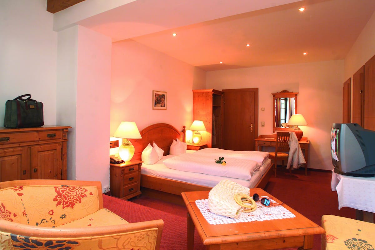Comfort Double Room | In-room safe, desk, WiFi (free)