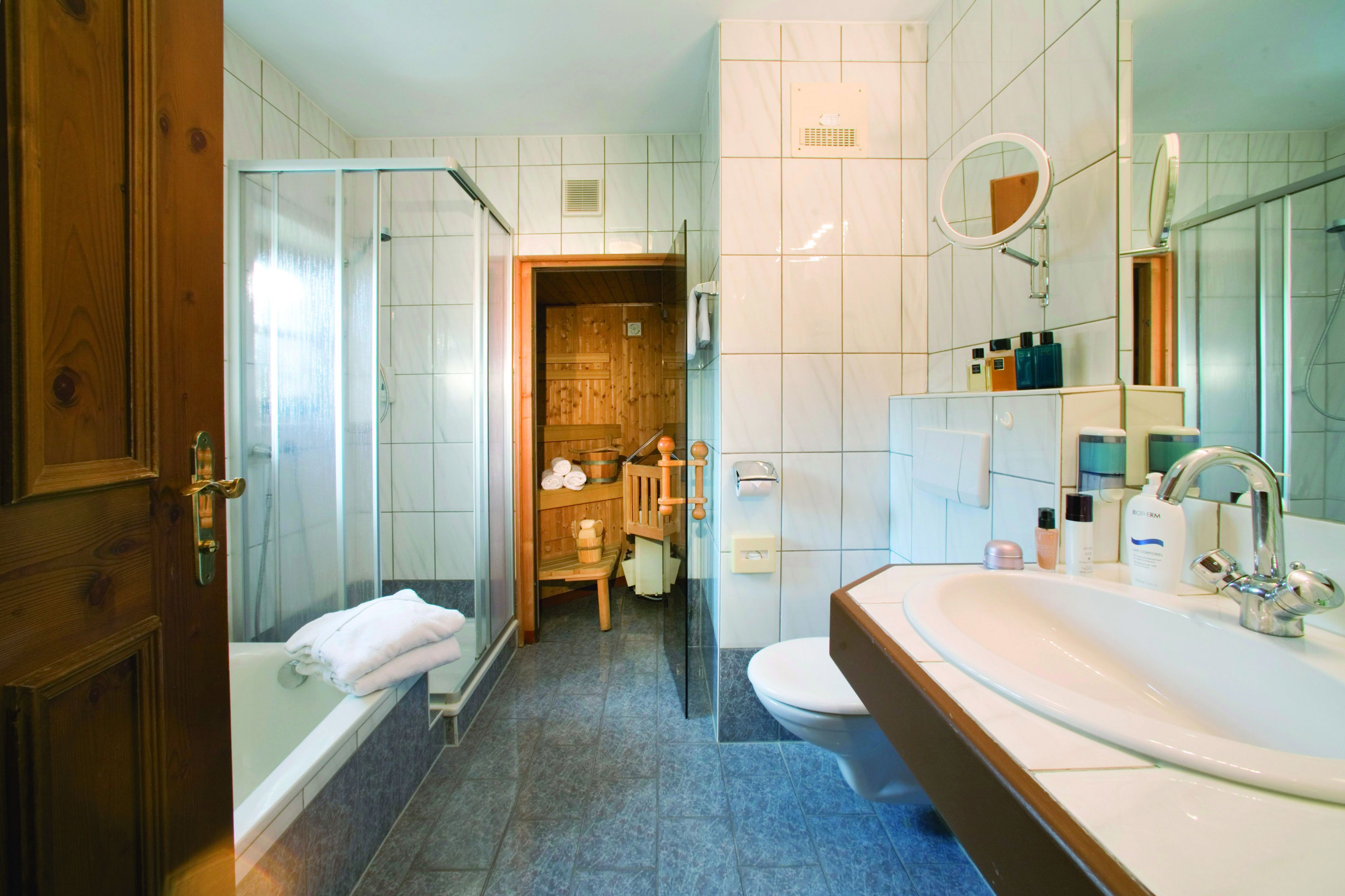 deluxe double room | bathroom | hair dryer, bathrobes, towels