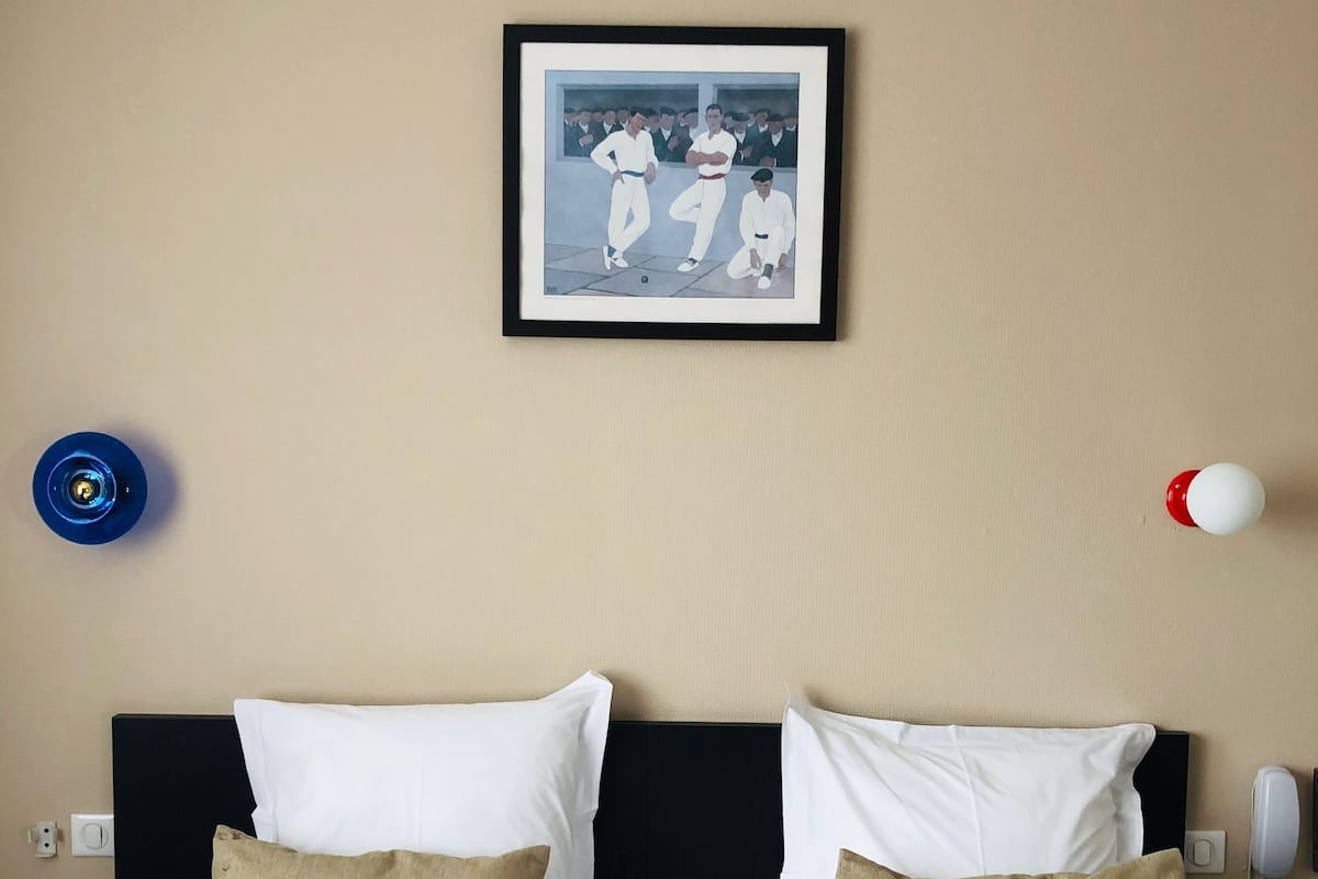 Superior Twin kamer | Een kluis op de kamer, een bureau, geluiddichte muren