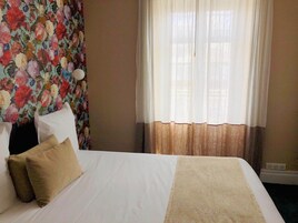 客房内保险箱、办公桌、隔音、熨斗/熨衣板