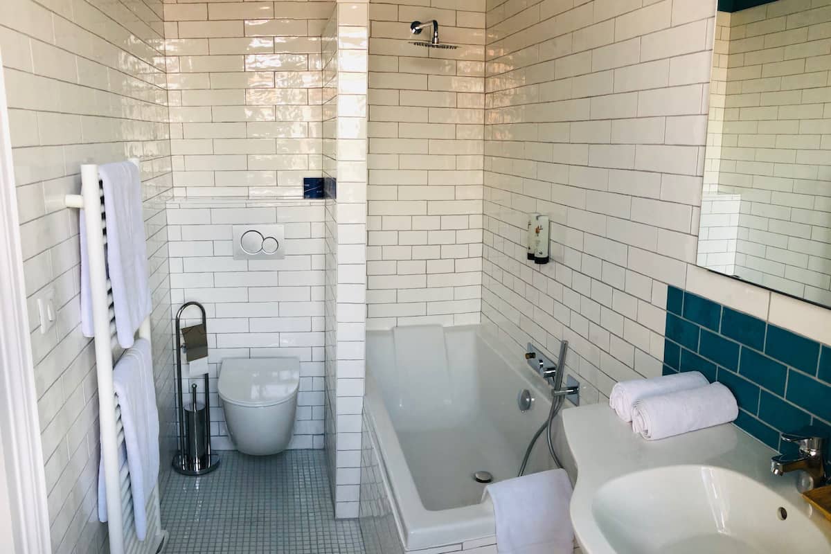 comfort double room | bathroom | free toiletries, hair dryer, towels