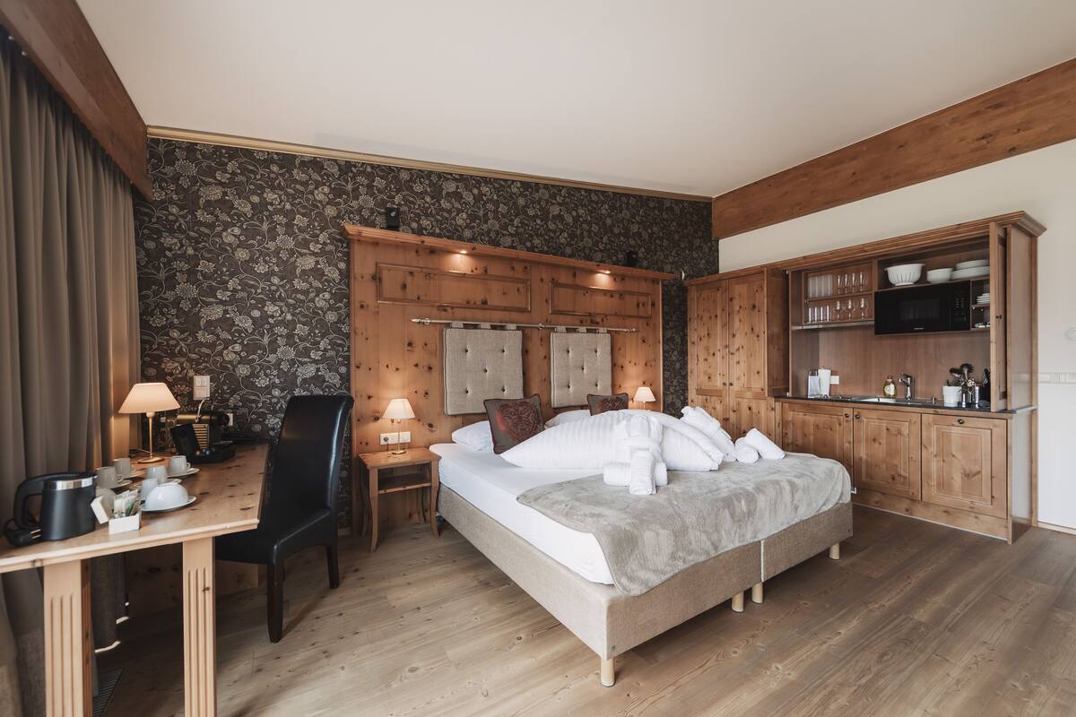 deluxe studio suite, non smoking, mountain view | 2 bedrooms, in-room safe, individually decorated, individually furnished