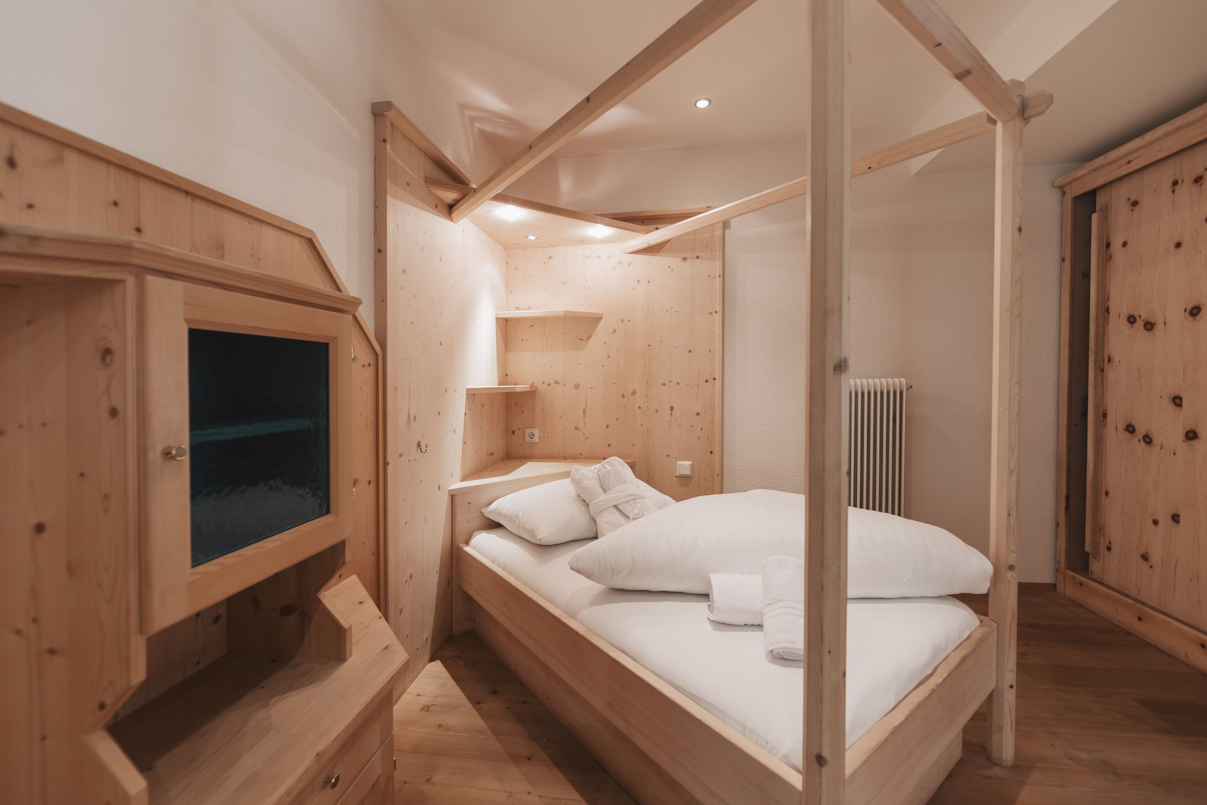 deluxe suite, 2 bedrooms, non smoking, mountain view | 2 bedrooms, in-room safe, individually decorated, individually furnished