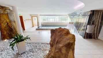 Een binnenzwembad, open van 08.00 uur tot 20.00 uur, en ligstoelen