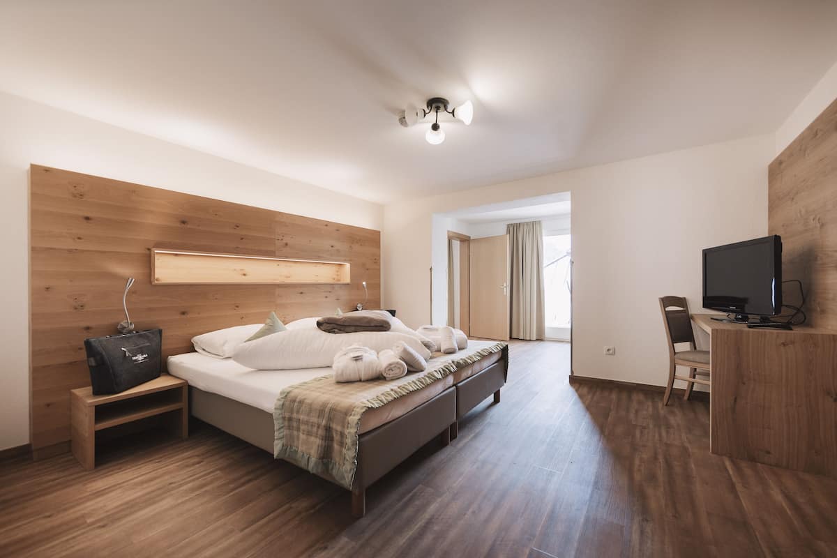 Departamento estándar, para no fumadores, vista a la montaña | 2 habitaciones y caja de seguridad en la habitación