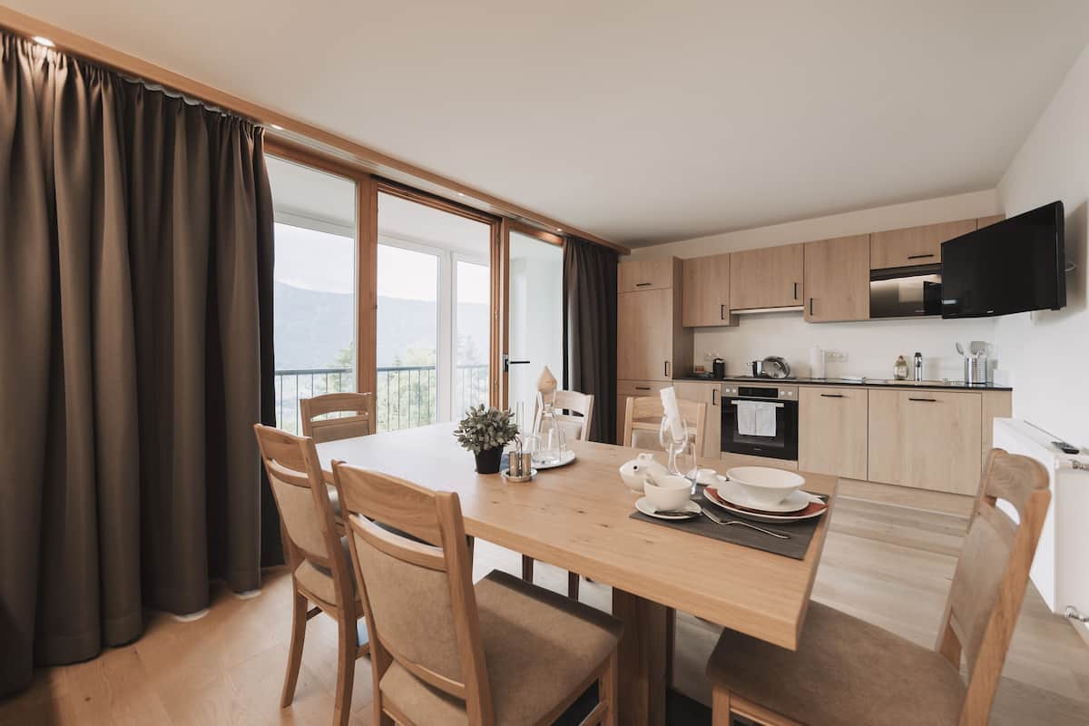 Full-sized fridge, oven, stovetop, dishwasher
