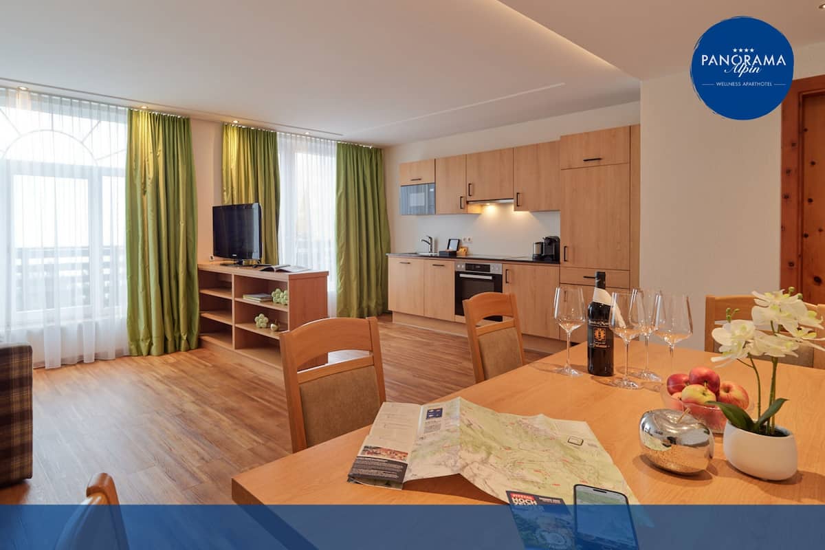 Un appartement moderne comprenant un salon, un coin repas et une cuisine.