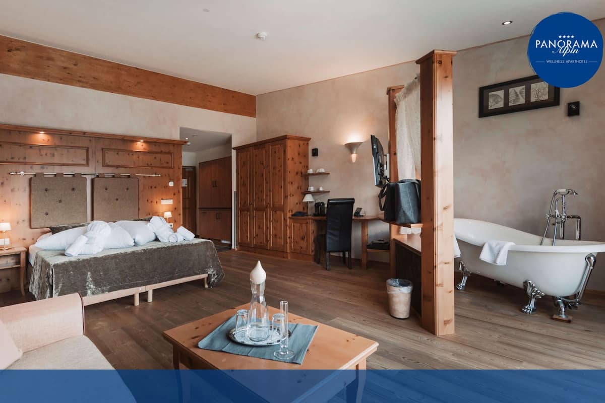 Studio Confort, 1 grand lit et 1 canapé-lit, cuisine, vue sur la montagne | Coffre-fort, bureau, espace de travail pour ordinateurs portables