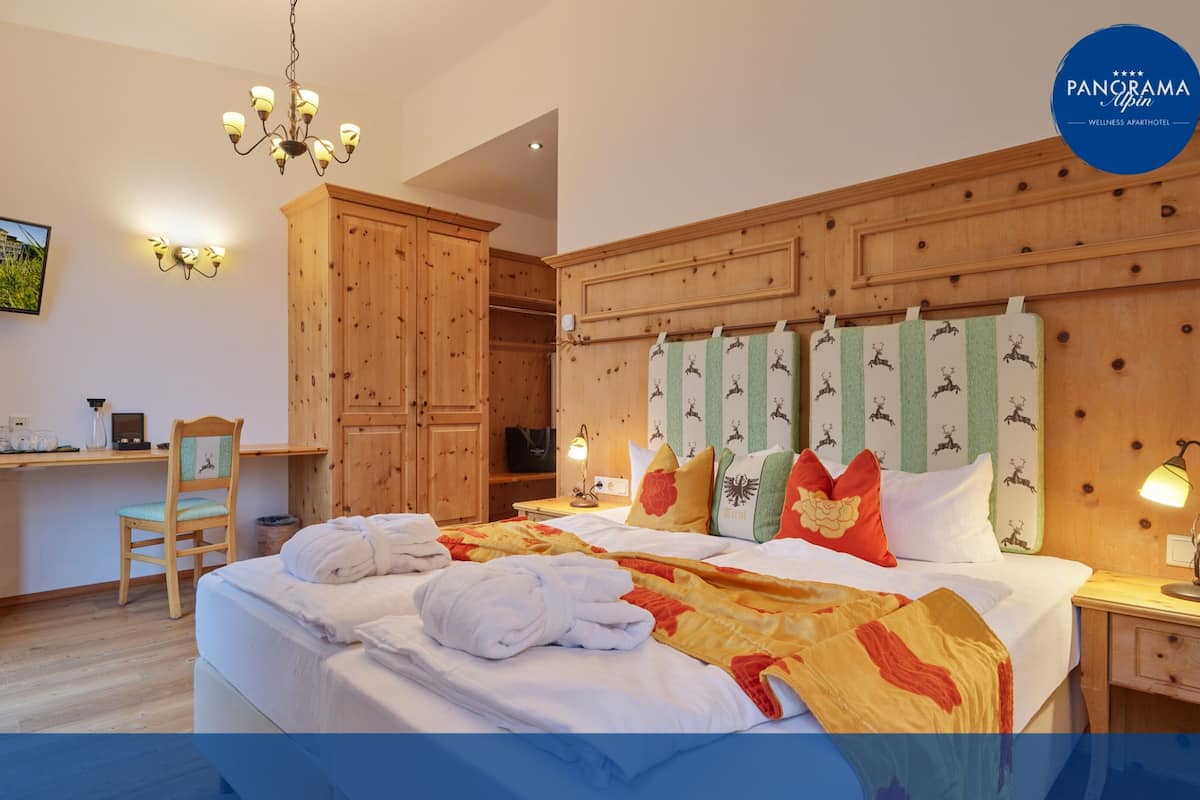 Chambre classique double ou avec lits jumeaux, terrasse, vue sur la montagne | Coffre-fort, bureau, espace de travail pour ordinateurs portables