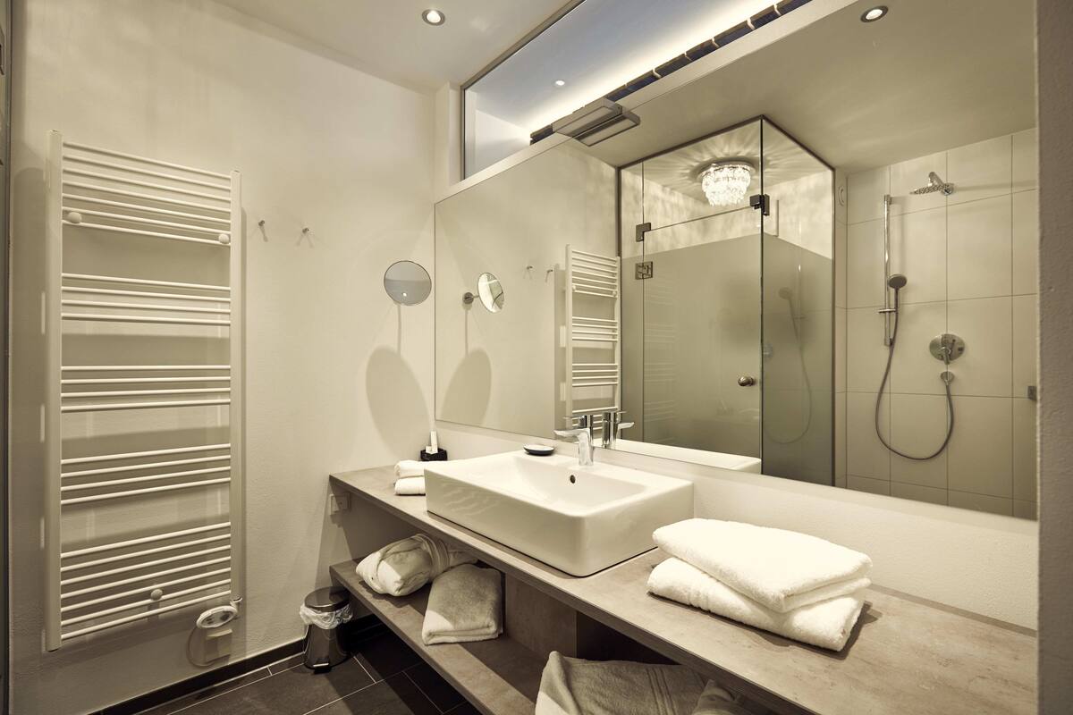 superior double room, balcony (bergnäägele) | bathroom | shower, free toiletries, hair dryer, dressing gowns