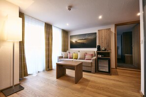 Suite, 2 chambres, sauna, vue montagne | Coin séjour | Télévision à écran plat